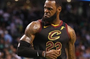 YABO-詹姆斯在利物浦比赛中高光表现，战术调整引发热议！的简单介绍