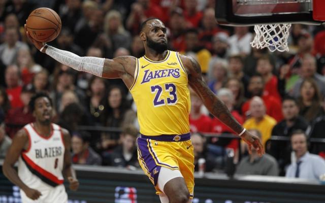 包含詹姆斯连续七场比赛得分超过逆转，皇家马德里挑战极限！的词条