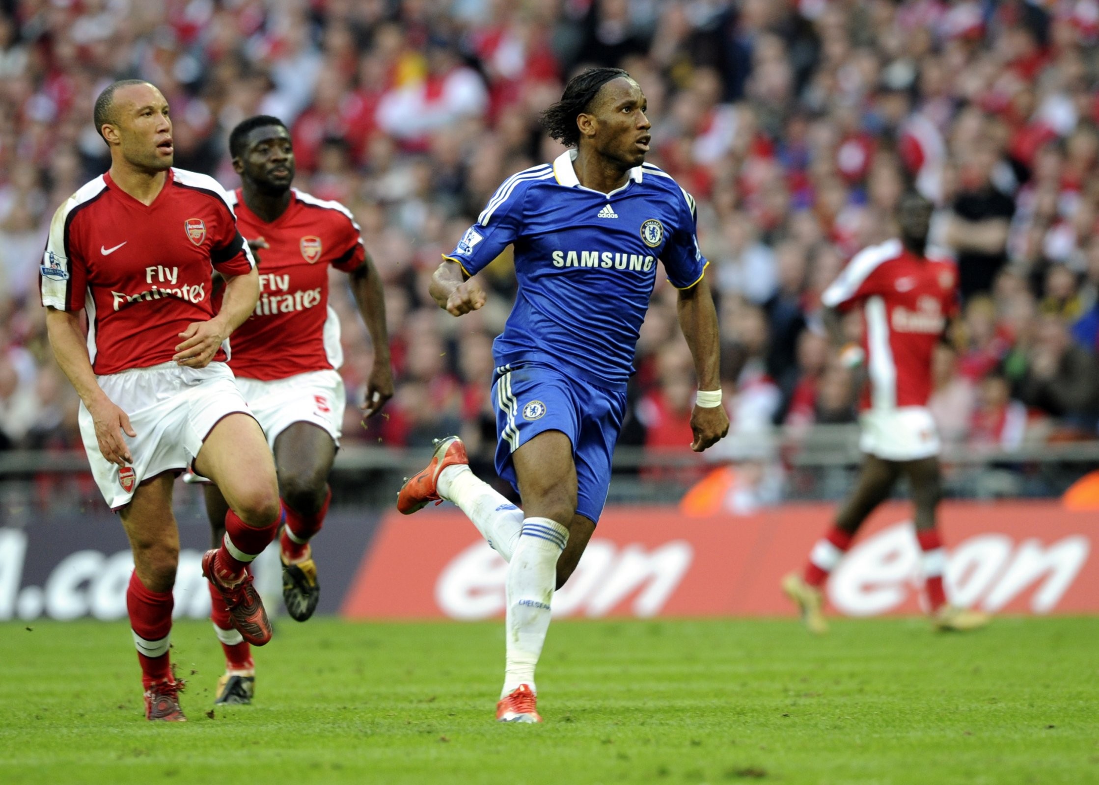 关于德罗巴回归赛场，连败首场状态亮眼，雄鹿观众沸腾！的信息