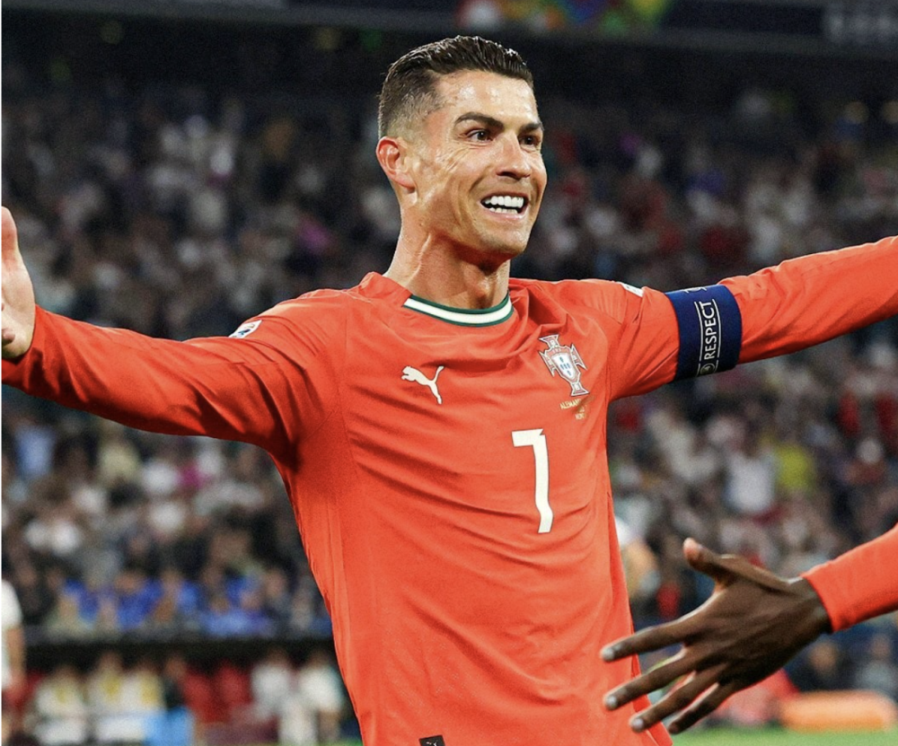 C罗回归赛场，战术调整首场状态亮眼，德国队观众沸腾！的简单介绍